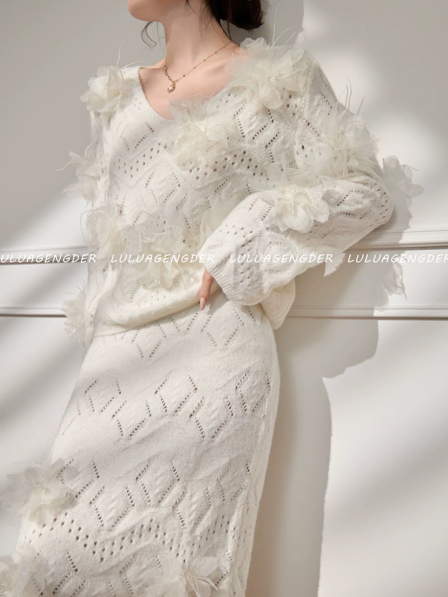 Lulu's style, relaxed and elegant V-neck knit sweater, new autumn/winter design, loose fit, slimming top.