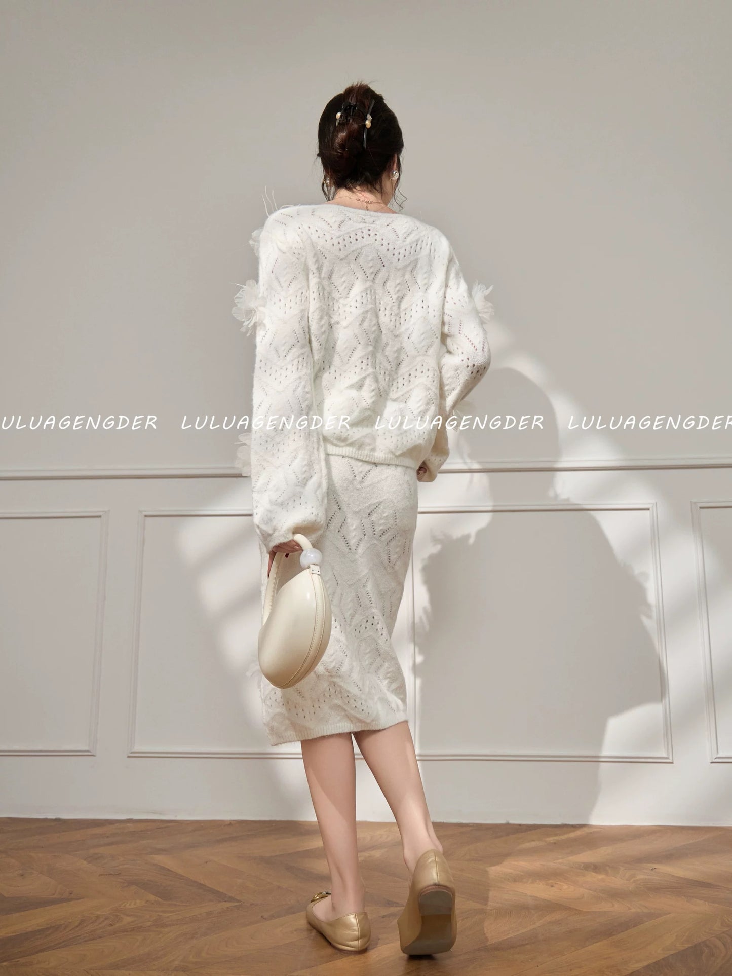 Lulu's style, relaxed and elegant V-neck knit sweater, new autumn/winter design, loose fit, slimming top.