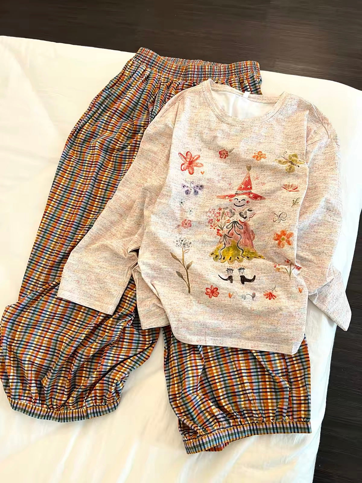 Korean-style long-sleeved pajama set featuring a stylish, unique design; includes versatile plaid trousers—suitable for lounging at home or wearing out.