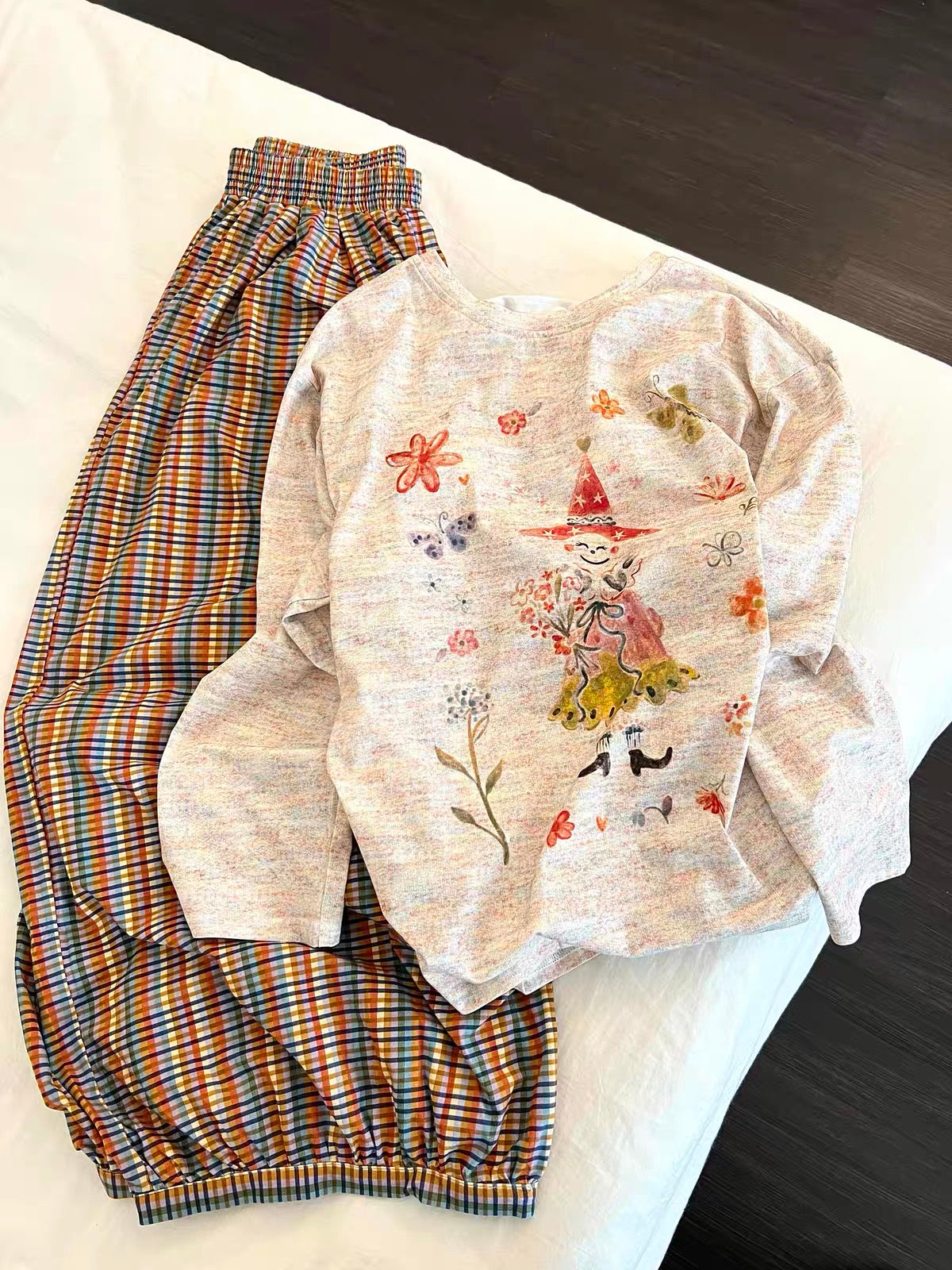 Korean-style long-sleeved pajama set featuring a stylish, unique design; includes versatile plaid trousers—suitable for lounging at home or wearing out.