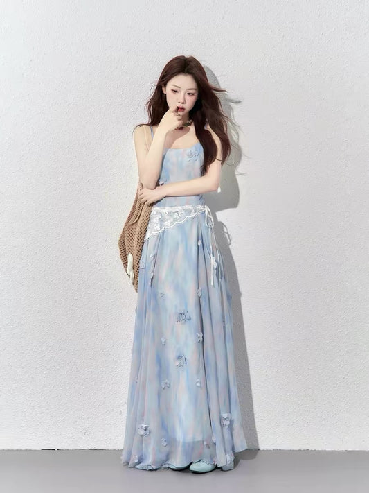 A small wild berry floral print sundress for women, summer 2025 new style, French dopamine temperament, waist-slimming dress.