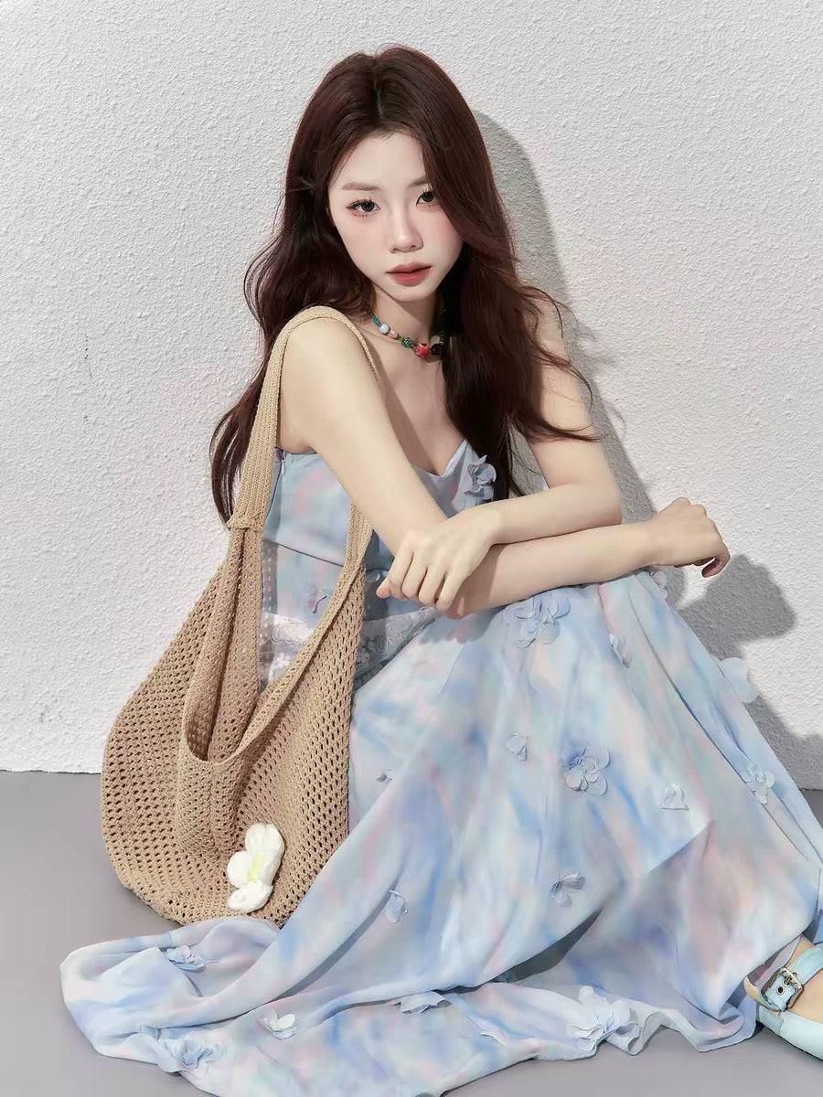 A small wild berry floral print sundress for women, summer 2025 new style, French dopamine temperament, waist-slimming dress.