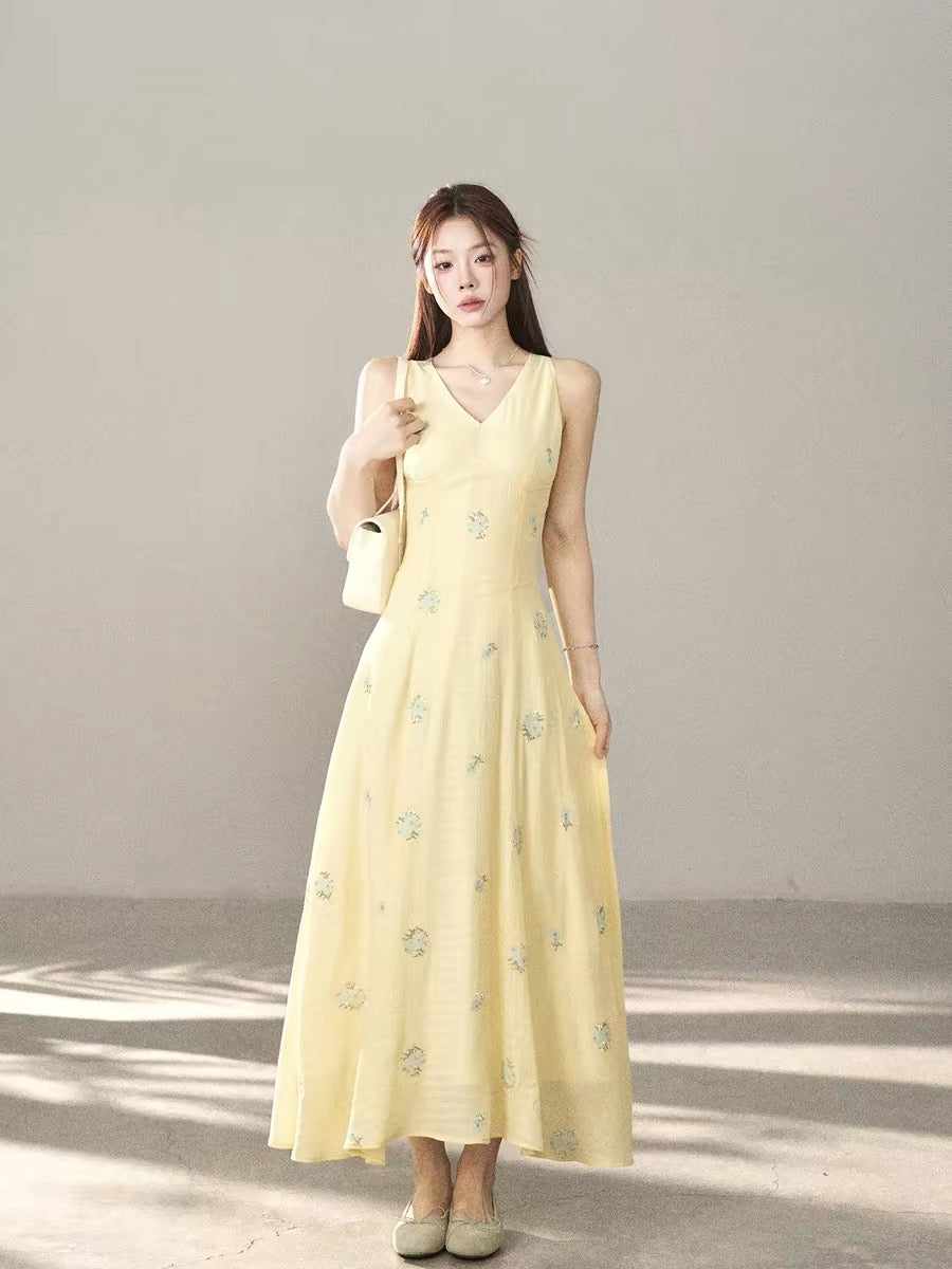 A small wild berry V-neck vest dress for women, a new spring/summer 2026 style, slimming and flattering, Korean-style elegant long dress.