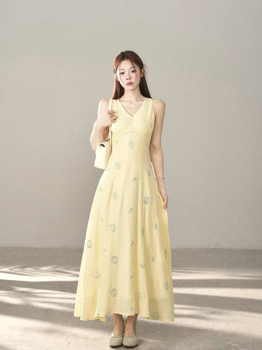A small wild berry V-neck vest dress for women, a new spring/summer 2026 style, slimming and flattering, Korean-style elegant long dress.
