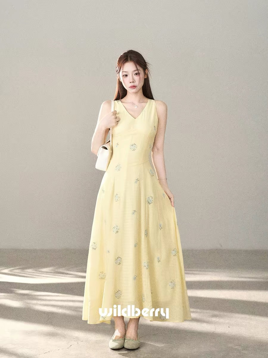 A small wild berry V-neck vest dress for women, a new spring/summer 2026 style, slimming and flattering, Korean-style elegant long dress.