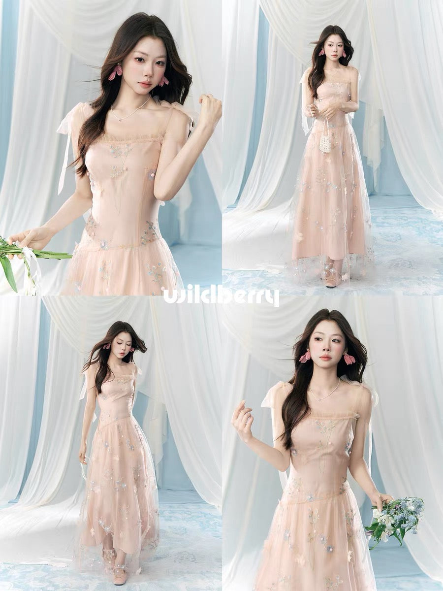 A pink embroidered halter dress with wild berries, a new summer style for women, featuring a sophisticated Korean design.