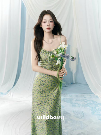 A small wild berry green floral print sundress for women, a new summer 2026 style, a niche French-style resort maxi dress.