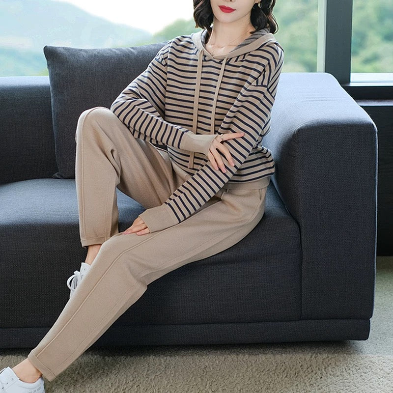 Mom's autumn style temperament knitted suit fashionable 2024 new middle-aged and elderly women's fashion striped sportswear sweatshirt