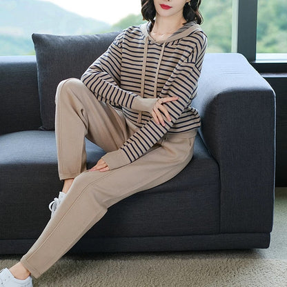 Mom's autumn style temperament knitted suit fashionable 2024 new middle-aged and elderly women's fashion striped sportswear sweatshirt