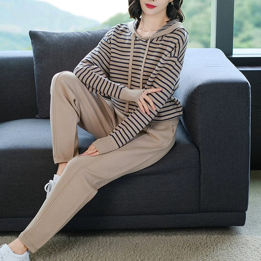 Mom's autumn style temperament knitted suit fashionable 2024 new middle-aged and elderly women's fashion striped sportswear sweatshirt