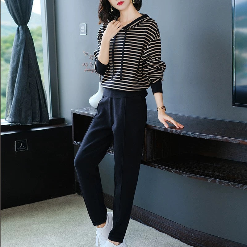 Mom's autumn style temperament knitted suit fashionable 2024 new middle-aged and elderly women's fashion striped sportswear sweatshirt