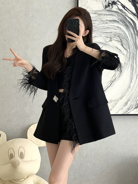 Autumn's sophisticated and stylish loose-fitting black ostrich feather blazer for women exudes a high-class and chic vibe.