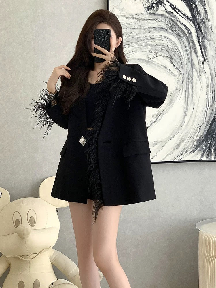 Autumn's sophisticated and stylish loose-fitting black ostrich feather blazer for women exudes a high-class and chic vibe.