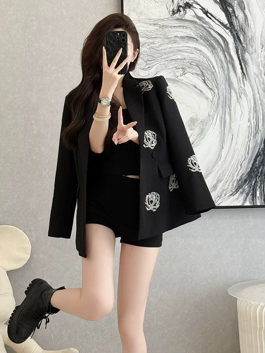 Autumn chic and sophisticated black blazer for women, loose fit, versatile, professional and casual.