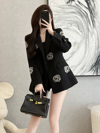 Autumn chic and sophisticated black blazer for women, loose fit, versatile, professional and casual.