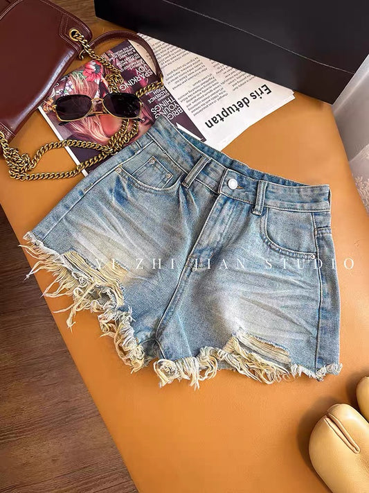 Ripped and frayed denim shorts for women, new summer style, American retro hot pants, A-line, fashionable, slimming and height-enhancing.