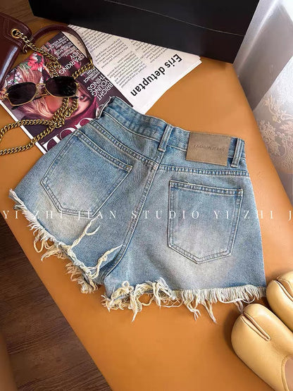 Ripped and frayed denim shorts for women, new summer style, American retro hot pants, A-line, fashionable, slimming and height-enhancing.