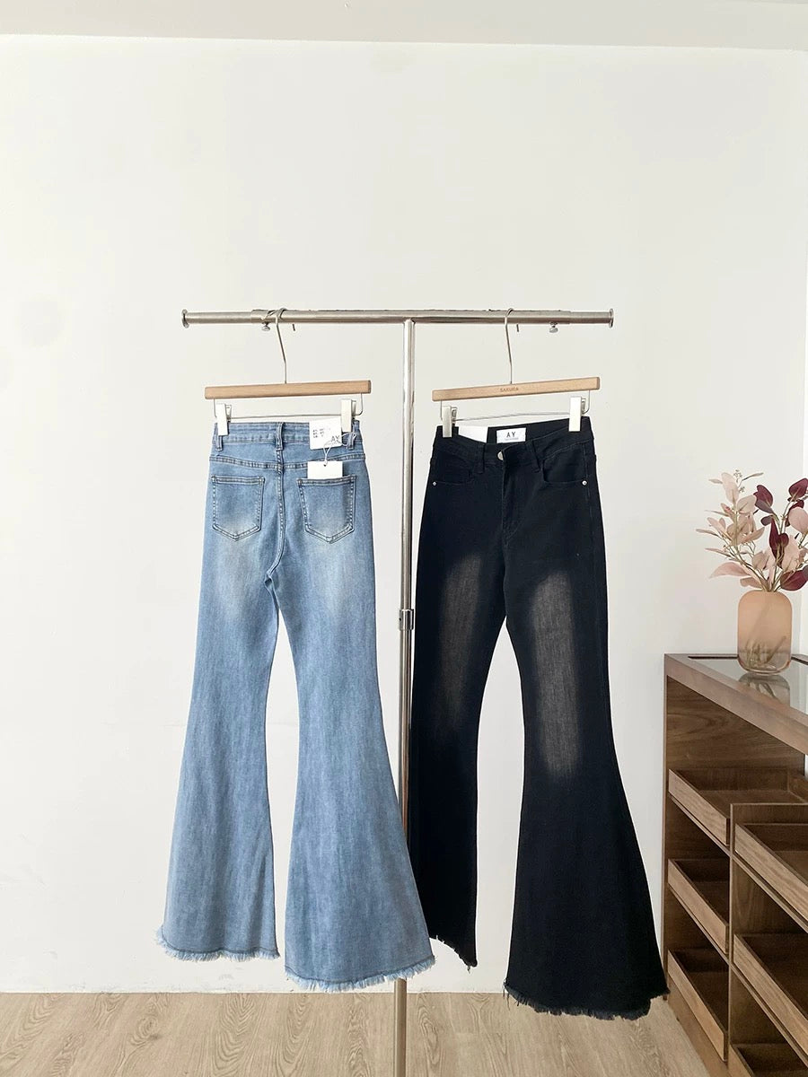 Women's high-waisted flared jeans with frayed hem, new autumn 2025 style, Korean style, versatile, slimming, hip-lifting, suitable for wearing outside.