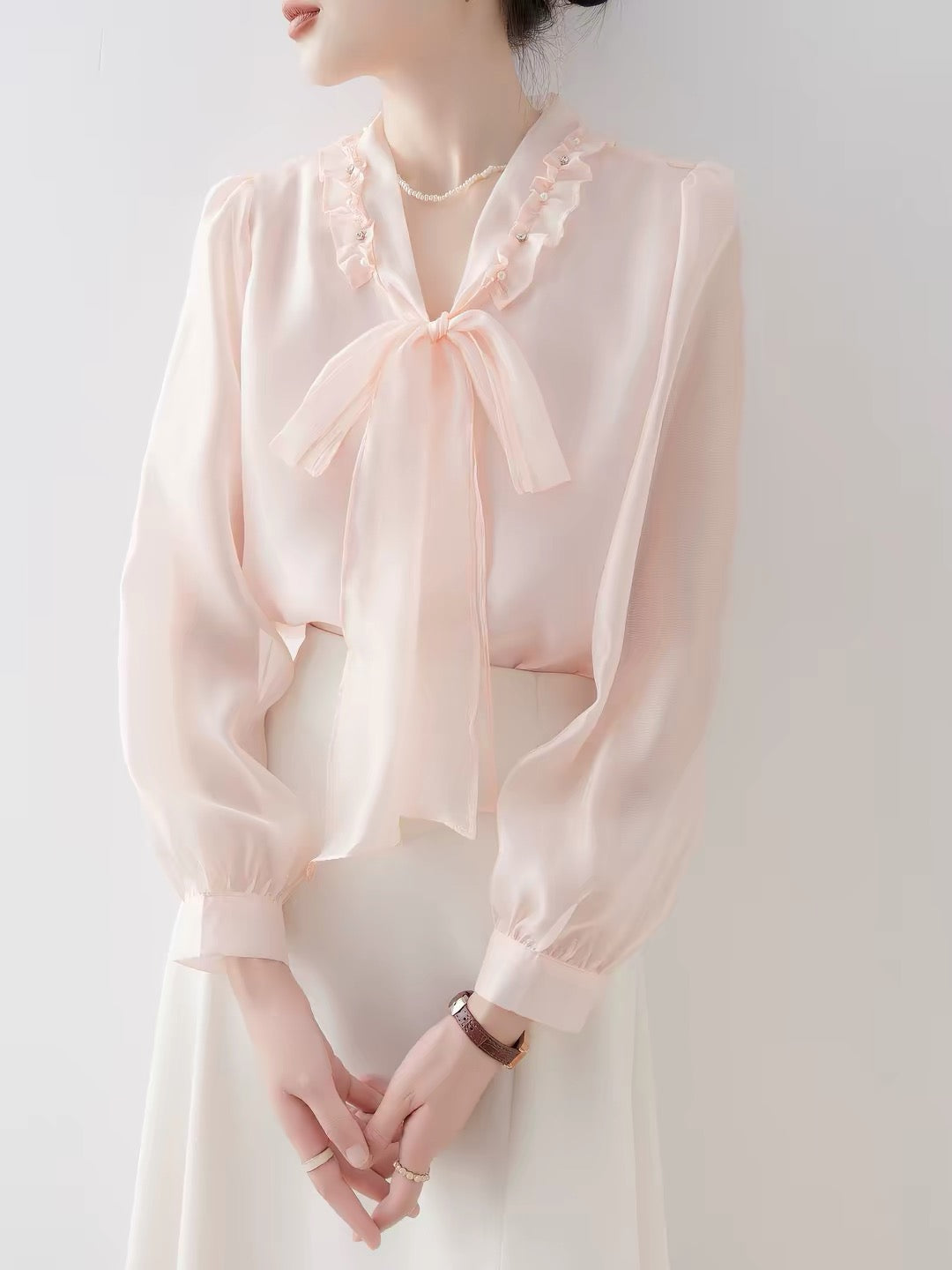Women's French-style loose pink V-neck shirt (New for Autumn 2026): Long-sleeved blouse featuring a bow-tie design.
