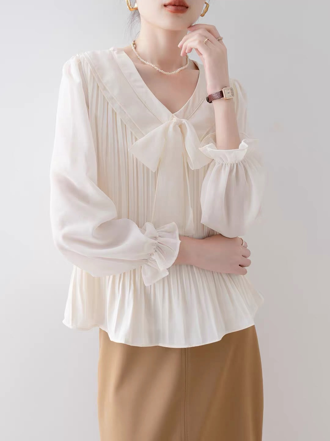 Women's French-style apricot V-neck long-sleeve shirt (New for Autumn 2026): Loose-fitting blouse featuring a stylish bow design.