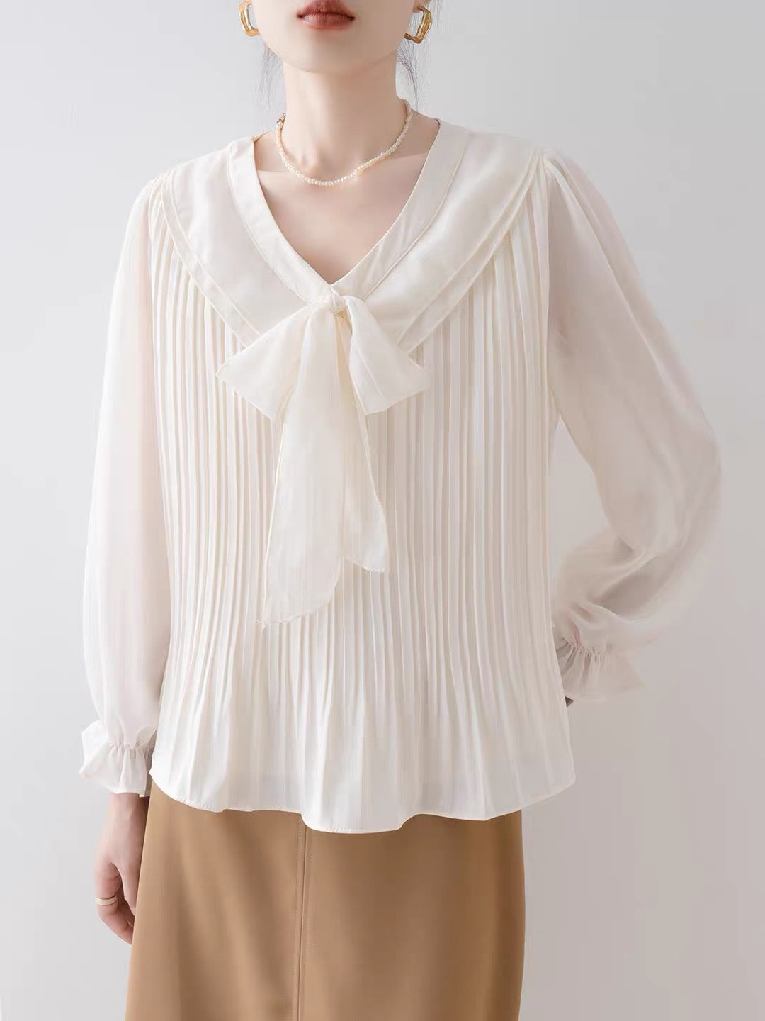 Women's French-style apricot V-neck long-sleeve shirt (New for Autumn 2026): Loose-fitting blouse featuring a stylish bow design.