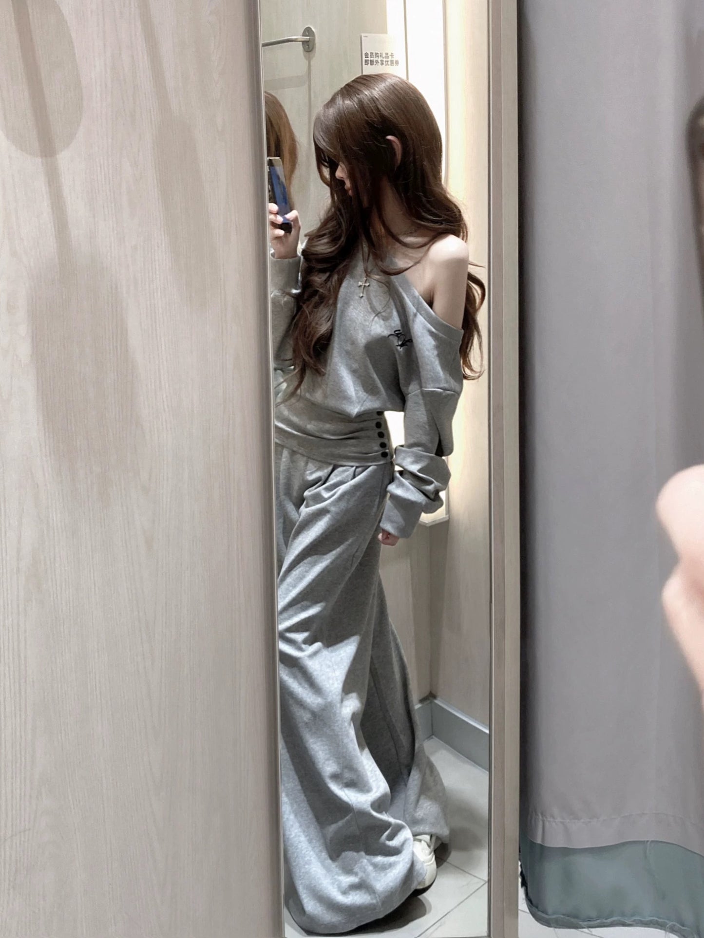 A casual, relaxed style two-piece set of gray off-shoulder fitted sweatshirt and wide-leg pants for women, perfect for petite women in autumn and winter.
