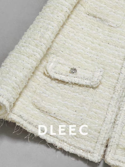 DLEEC High-End Luxury Wool-Blend Tweed Jacket – "-Style" Design featuring Sequined Weave, Angled Flap Pockets, and Mid-Length Silhouette.
