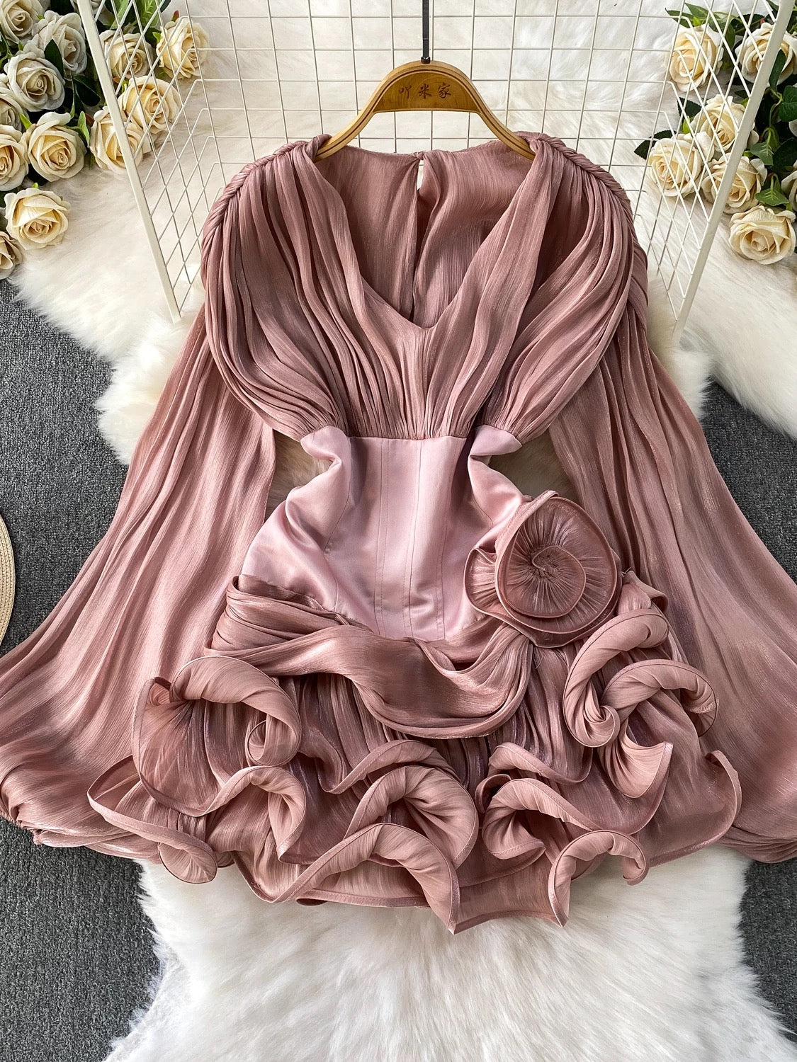 High-end European and American style heavy-duty flowing tulle V-neck dress for women, niche style waist-cinching slimming puffy ruffle short skirt