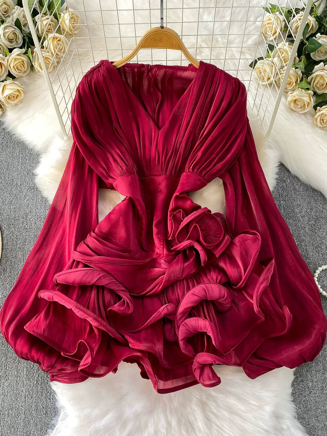 High-end European and American style heavy-duty flowing tulle V-neck dress for women, niche style waist-cinching slimming puffy ruffle short skirt