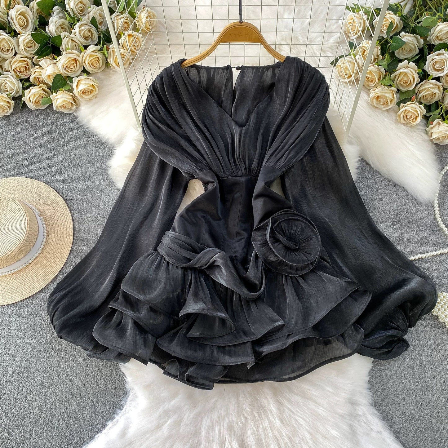 High-end European and American style heavy-duty flowing tulle V-neck dress for women, niche style waist-cinching slimming puffy ruffle short skirt