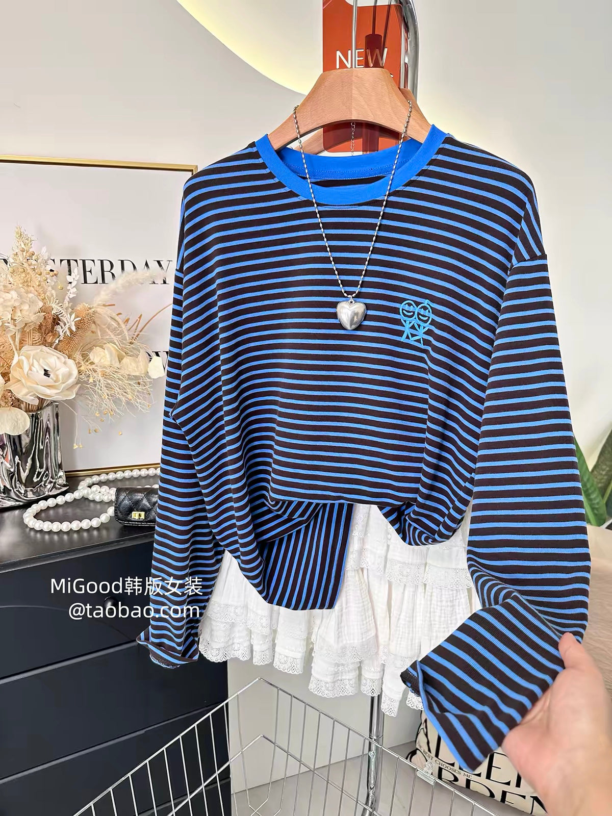 Autumn "Dopamine" Style: Trendy Korean-style loose-fit, slimming long-sleeve striped T-shirt for women, featuring versatile cartoon embroidery.