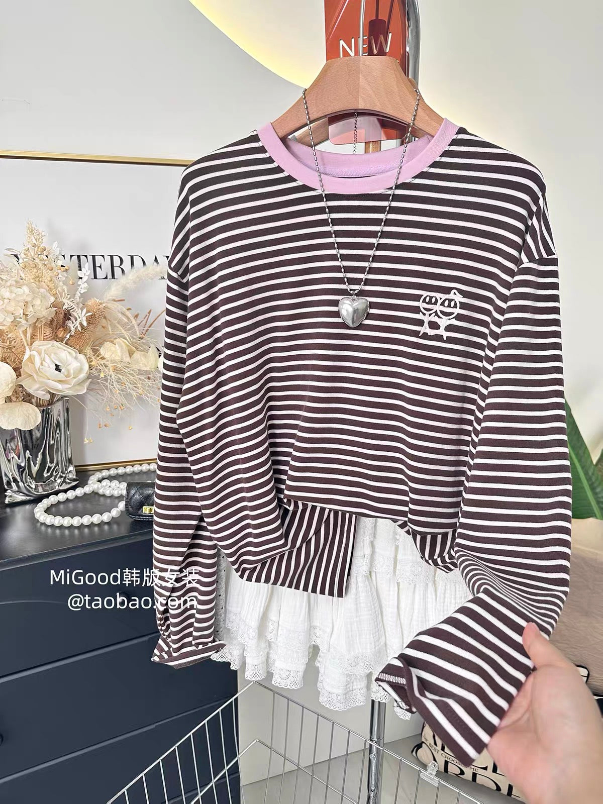 Autumn "Dopamine" Style: Trendy Korean-style loose-fit, slimming long-sleeve striped T-shirt for women, featuring versatile cartoon embroidery.