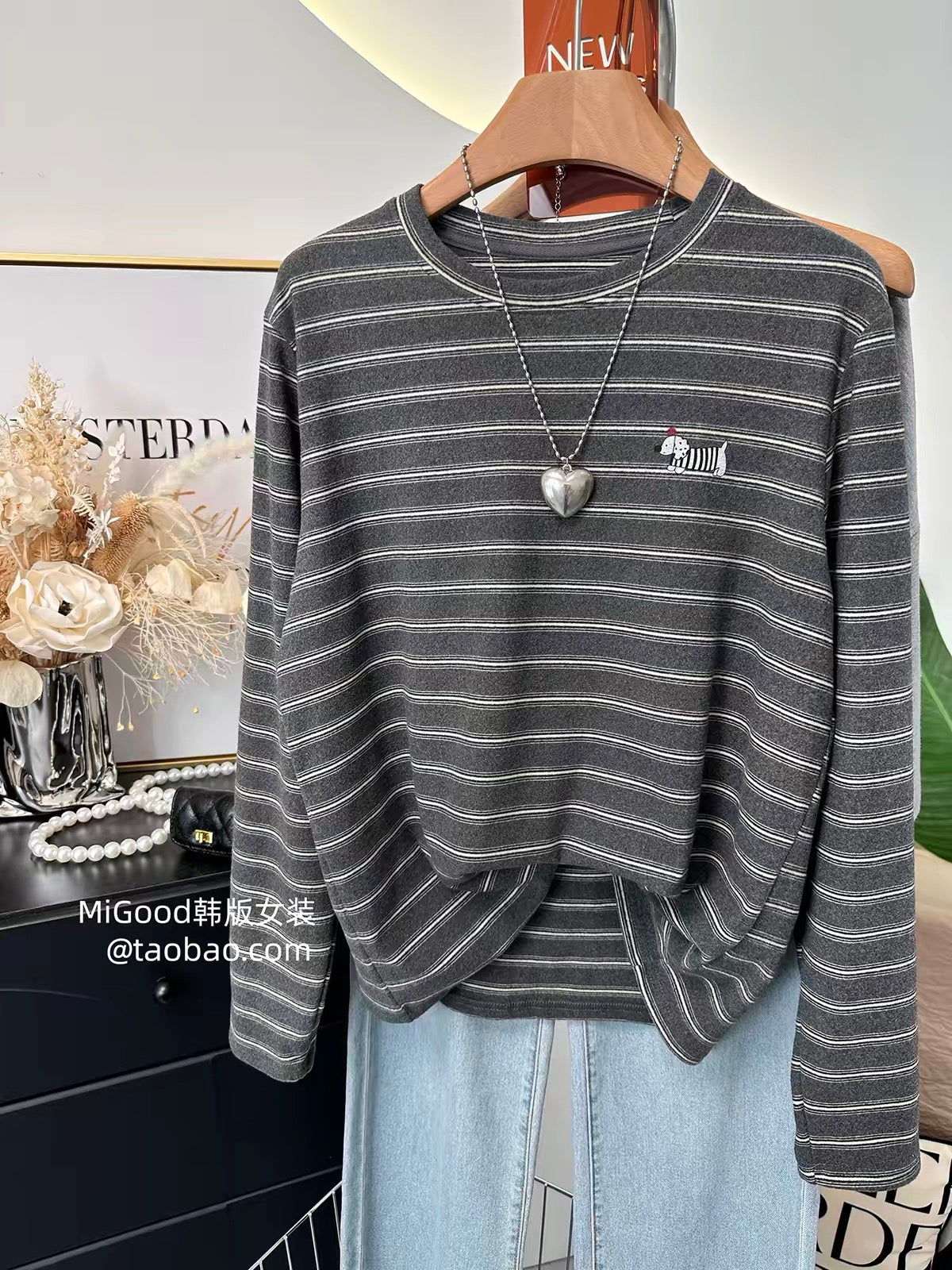Soft and skin-friendly—trendy Korean-style casual long-sleeve striped T-shirt for women, featuring a cute puppy embroidery; a soft, loose, and versatile top.