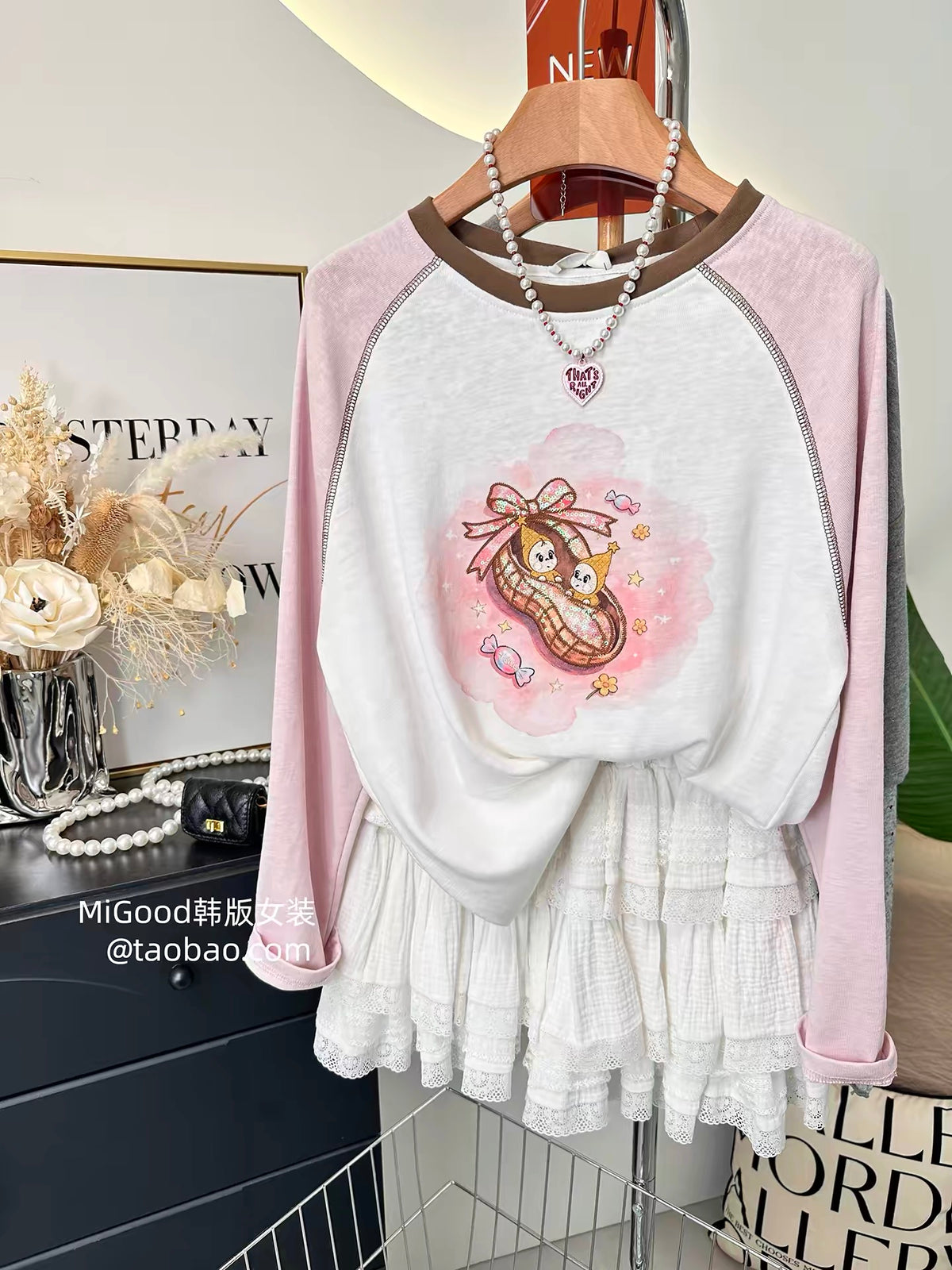 Cute & Casual Style – Women's Long-Sleeve T-Shirt (Fall 2026 Korean Style): Featuring Sequins, Embroidery, and Cartoon Graphics with Color-Block Raglan Sleeves.