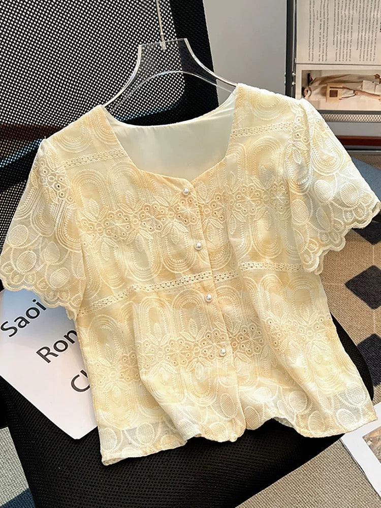 Self-retained model recommendation ~ French heavy embroidery lace short-sleeved shirt for women in summer new style age-reducing temperament top trend