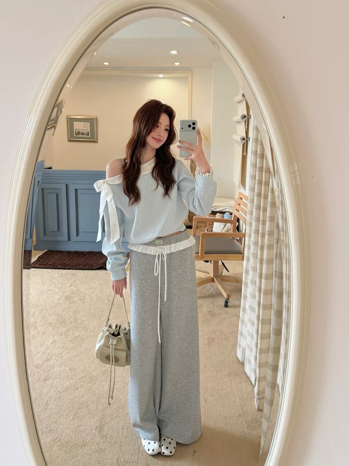 Even Yiwen [Beautiful Shoulder Appeal] Korean-style sweet off-shoulder top / French-style lace bow sweatshirt (Autumn)