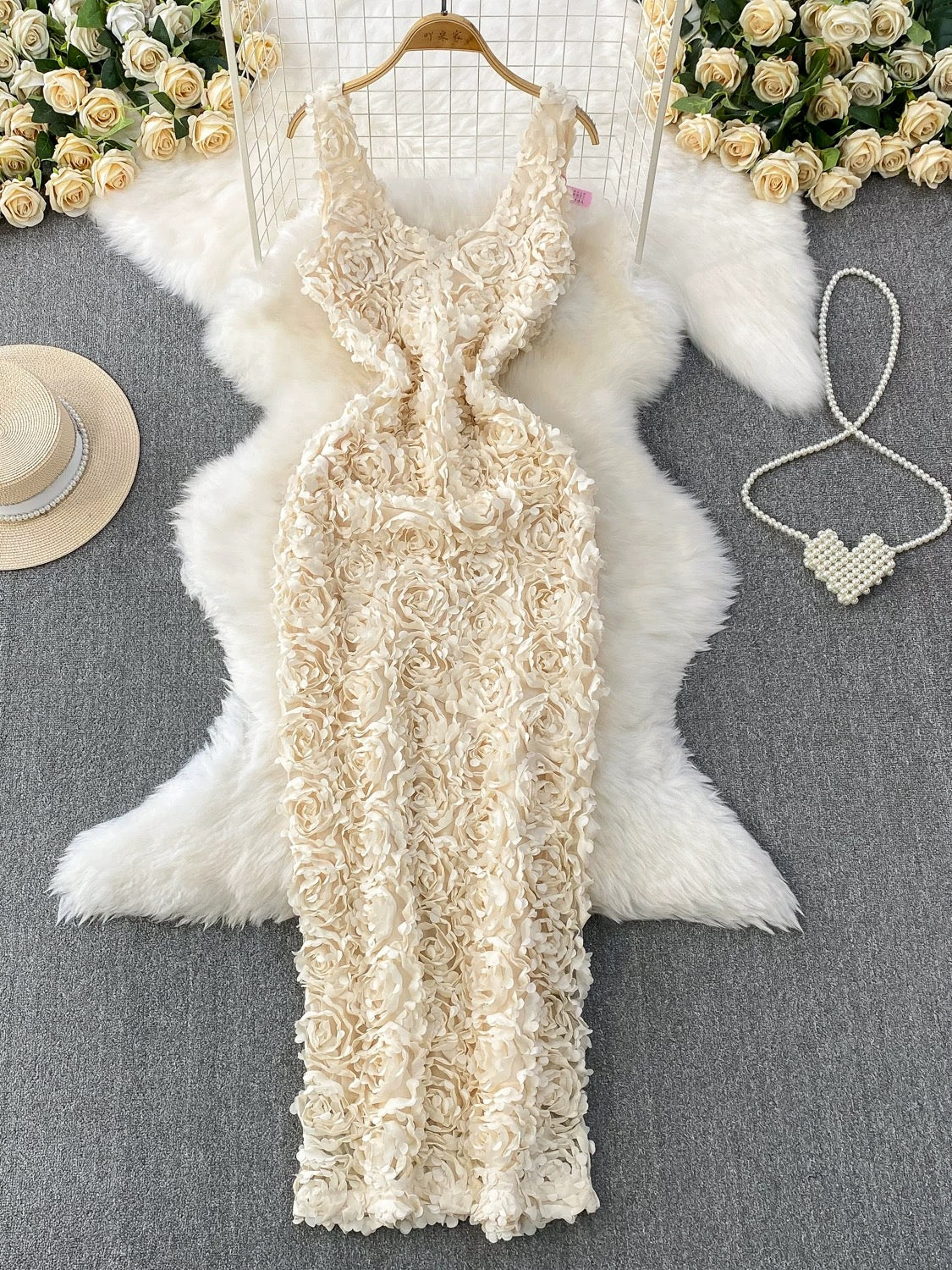 Elegant and sophisticated U-neck sleeveless vest dress with three-dimensional floral design, perfect for summer, slimming and figure-hugging long skirt.
