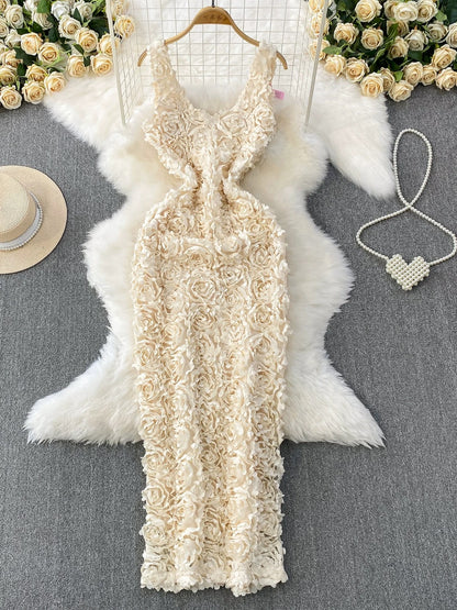 Elegant and sophisticated U-neck sleeveless vest dress with three-dimensional floral design, perfect for summer, slimming and figure-hugging long skirt.