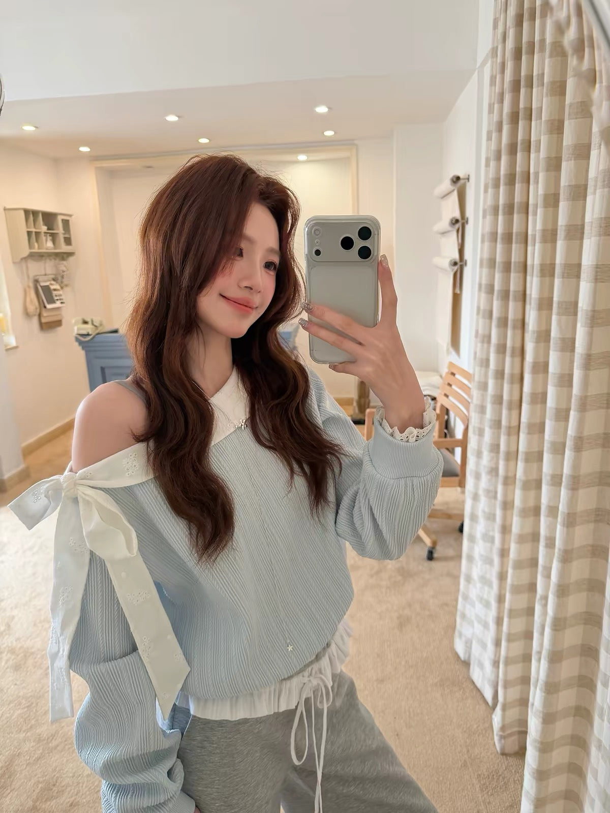 Even Yiwen [Beautiful Shoulder Appeal] Korean-style sweet off-shoulder top / French-style lace bow sweatshirt (Autumn)
