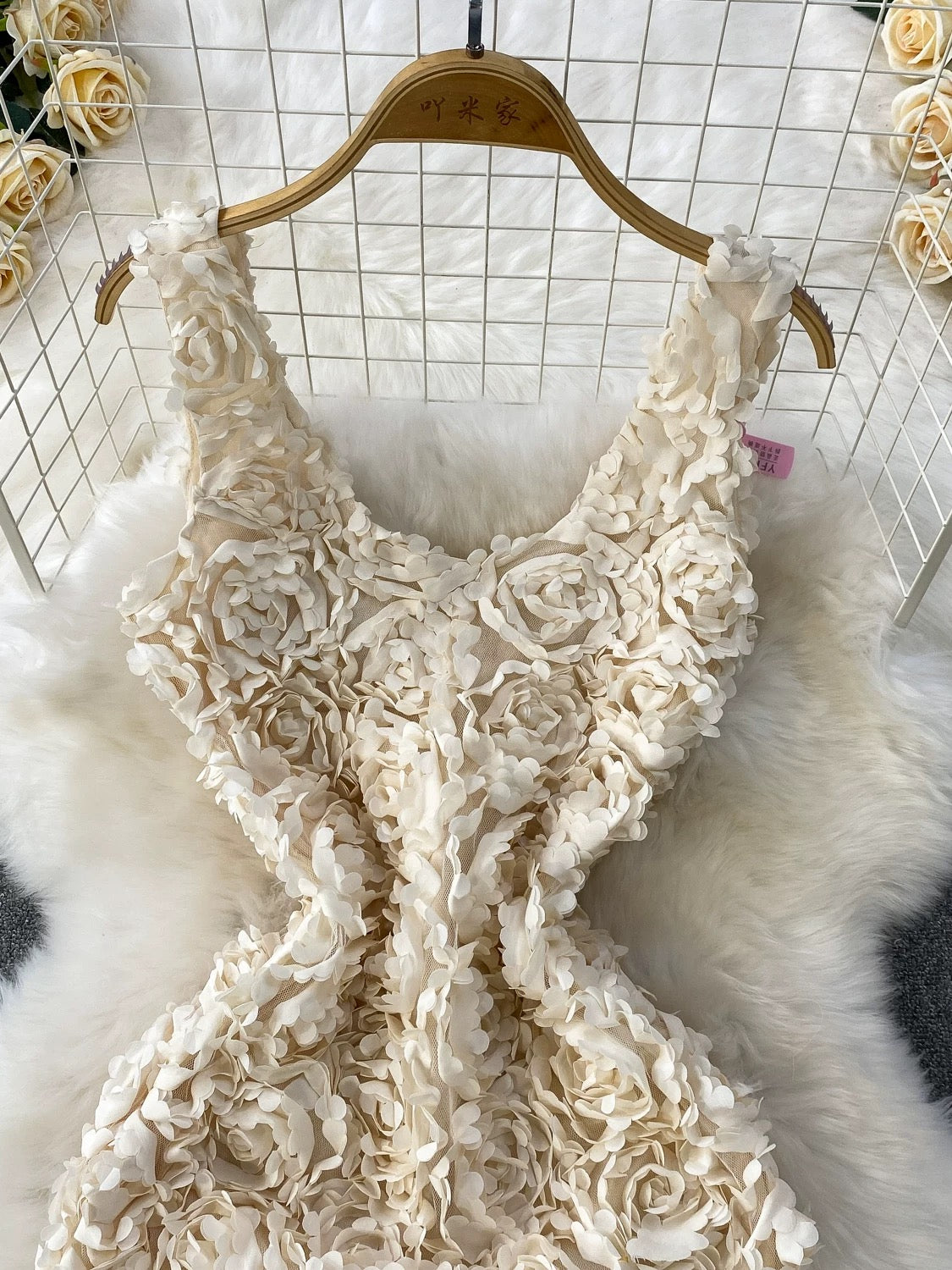 Elegant and sophisticated U-neck sleeveless vest dress with three-dimensional floral design, perfect for summer, slimming and figure-hugging long skirt.