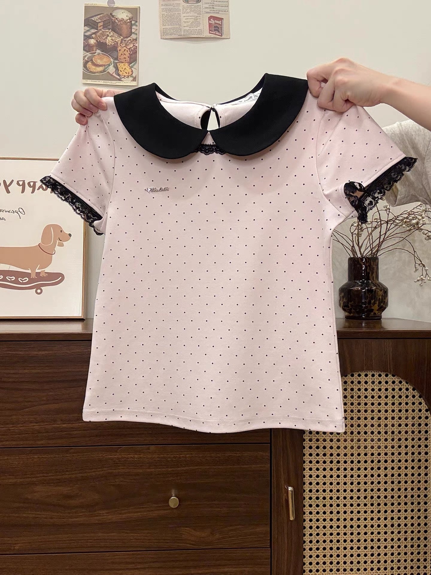 Creamy Universe - Lace-trimmed Polka Dot Peter Pan Collar Short-Sleeve T-Shirt for Petite Women, Slim Fit, Short Top