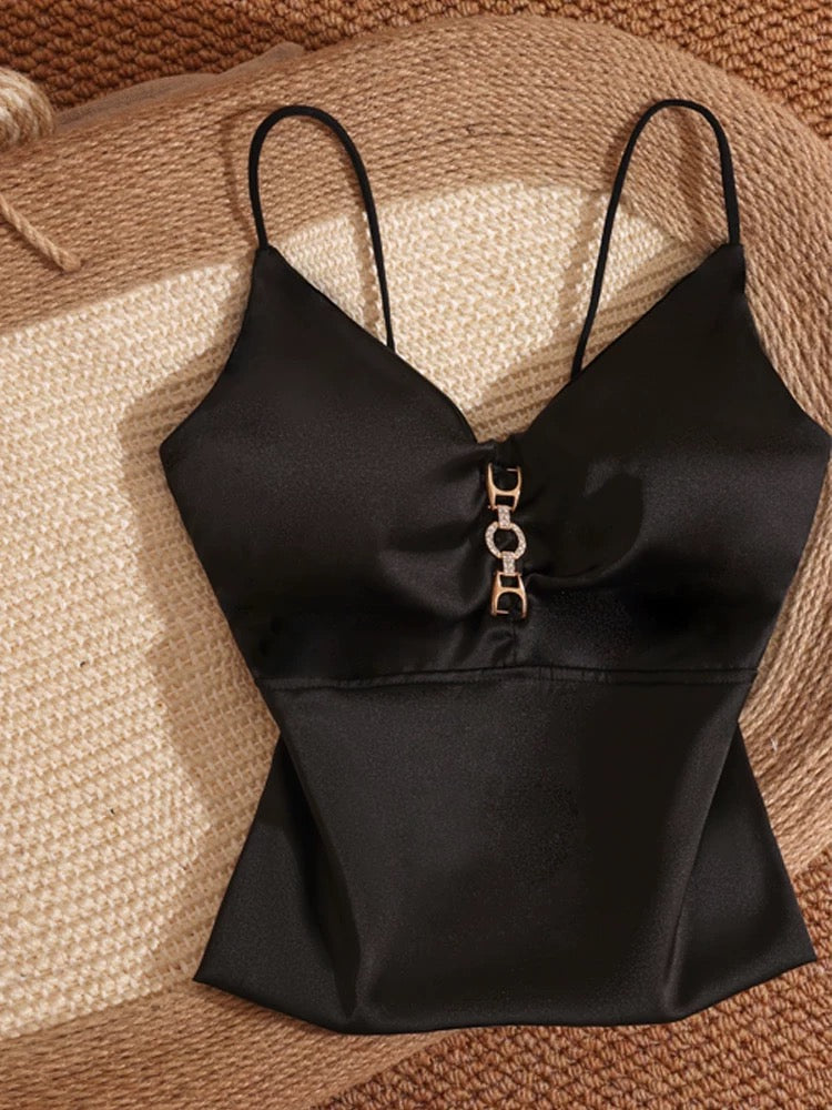 Black versatile satin backless camisole top, V-neck, suitable for wearing alone or as an inner layer, short and sexy pure and alluring top.