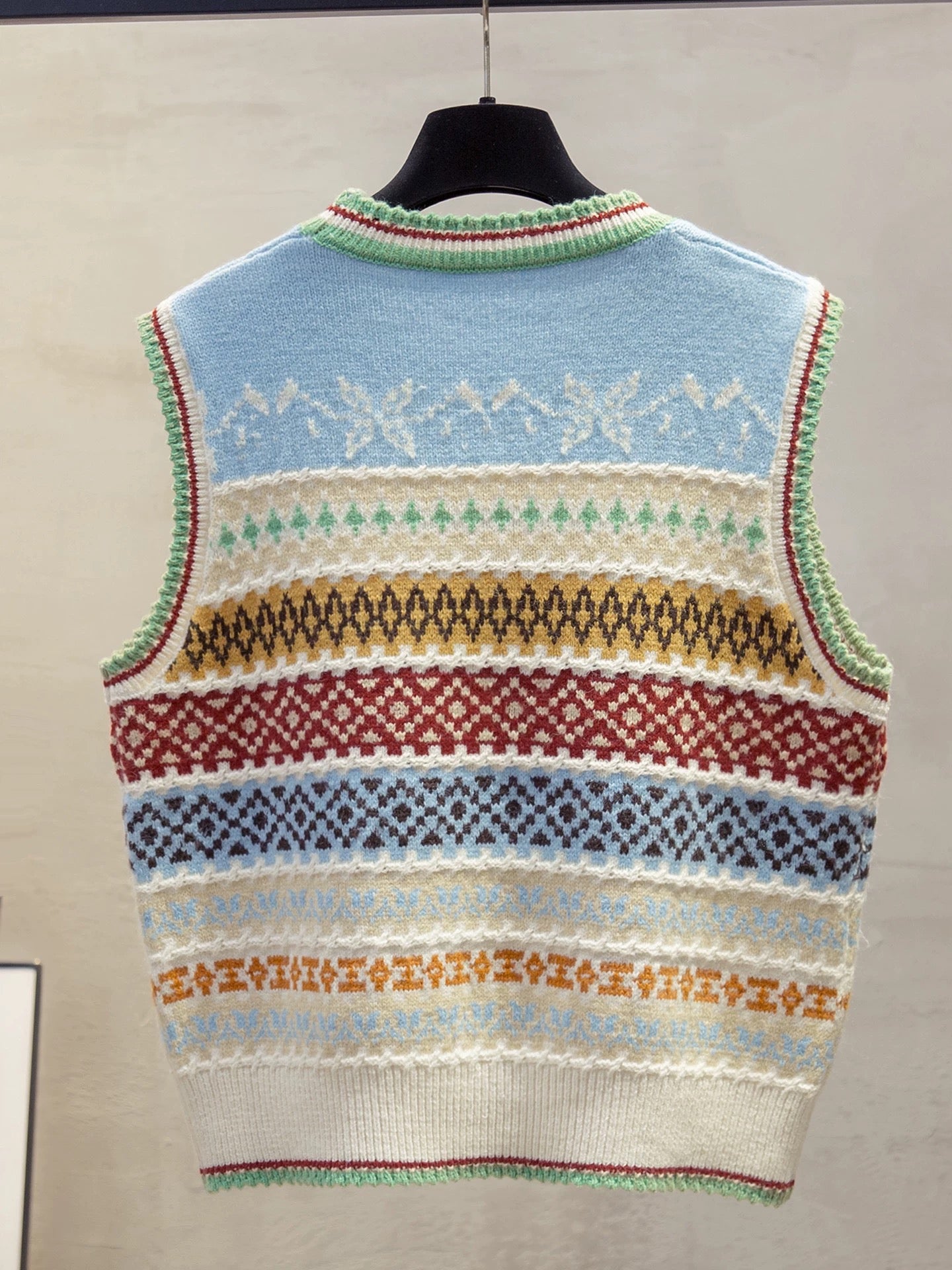 Round neck jacquard knitted vest for women, 2025 autumn and winter new style, loose fit, suitable for layering with sweaters, trendy.