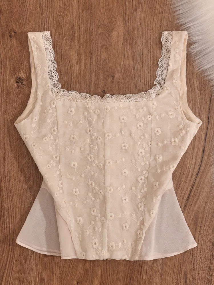 French-style lace-trimmed camisole, short style, pure and sexy, unique sleeveless top, suitable for wearing alone.