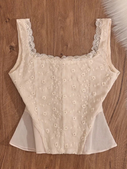 French-style lace-trimmed camisole, short style, pure and sexy, unique sleeveless top, suitable for wearing alone.