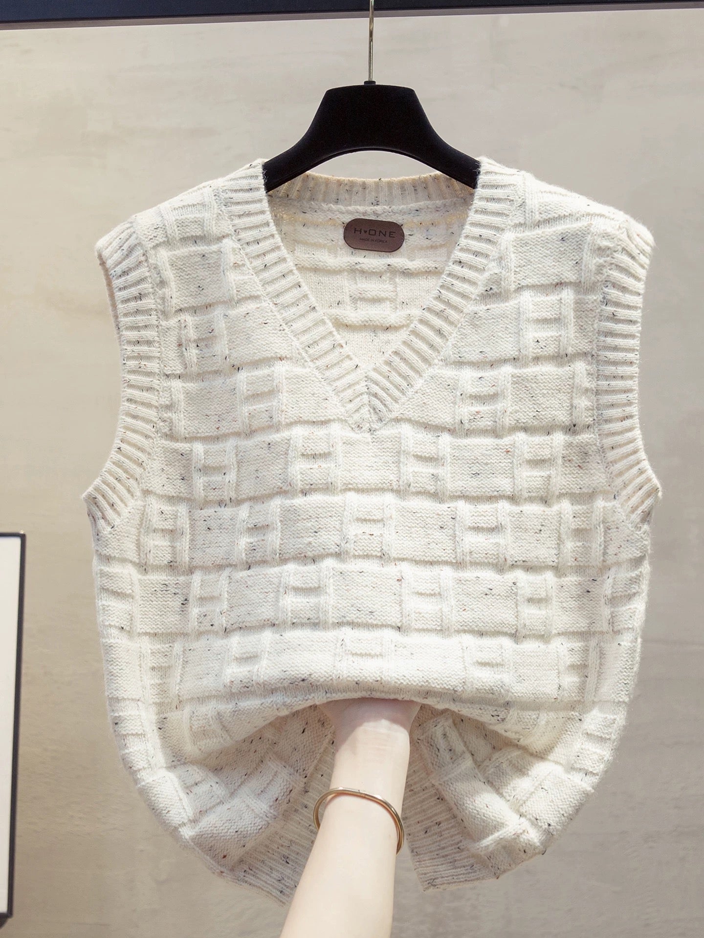 Floral V-neck Knitted Vest for Women, 2025 Autumn/Winter New Style, Loose Fit, Layered with Sweaters, Trendy