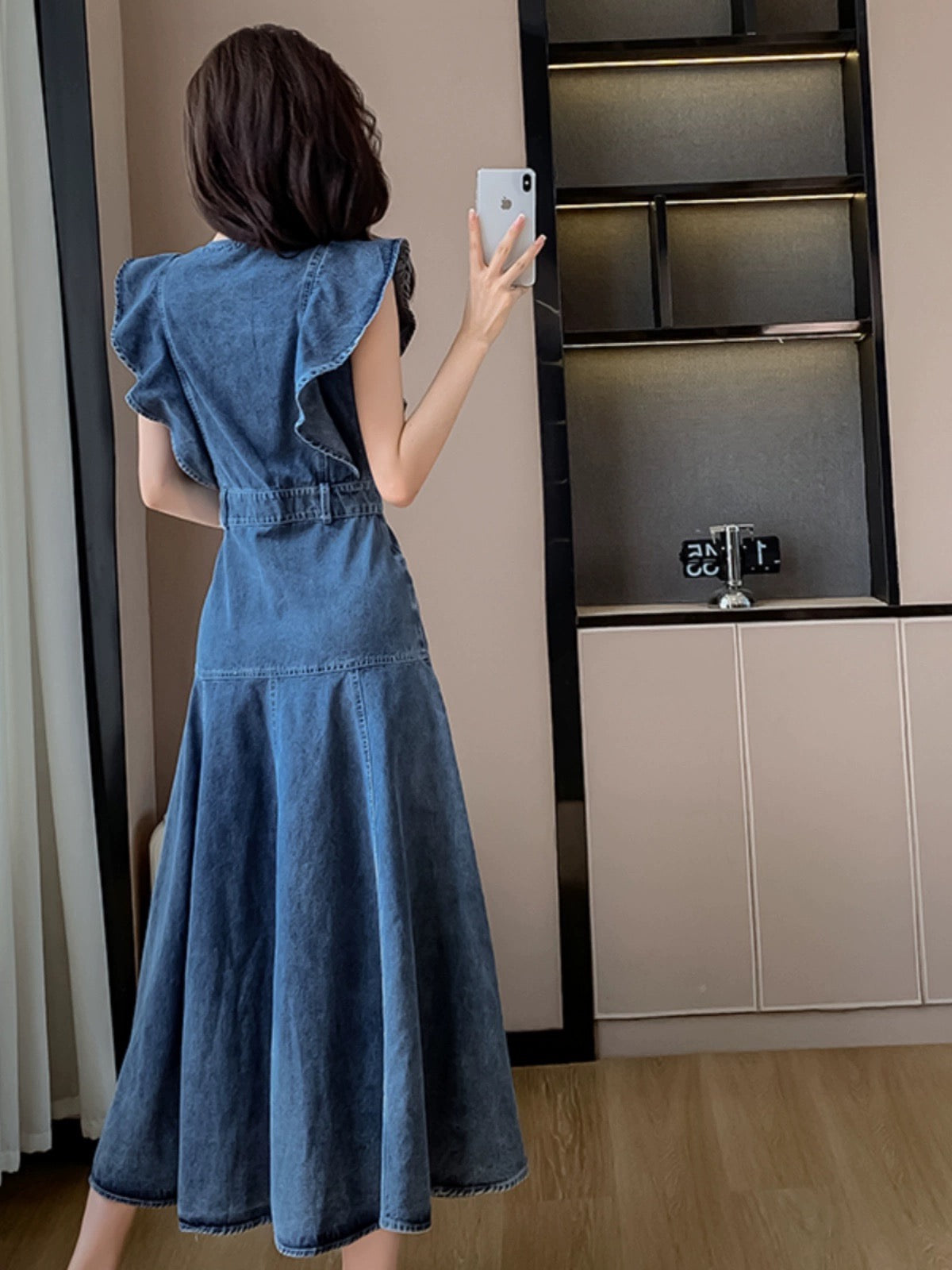 Retro Hong Kong style denim dress for women with summer design, waist slimming, casual temperament, flying sleeves, sleeveless long skirt