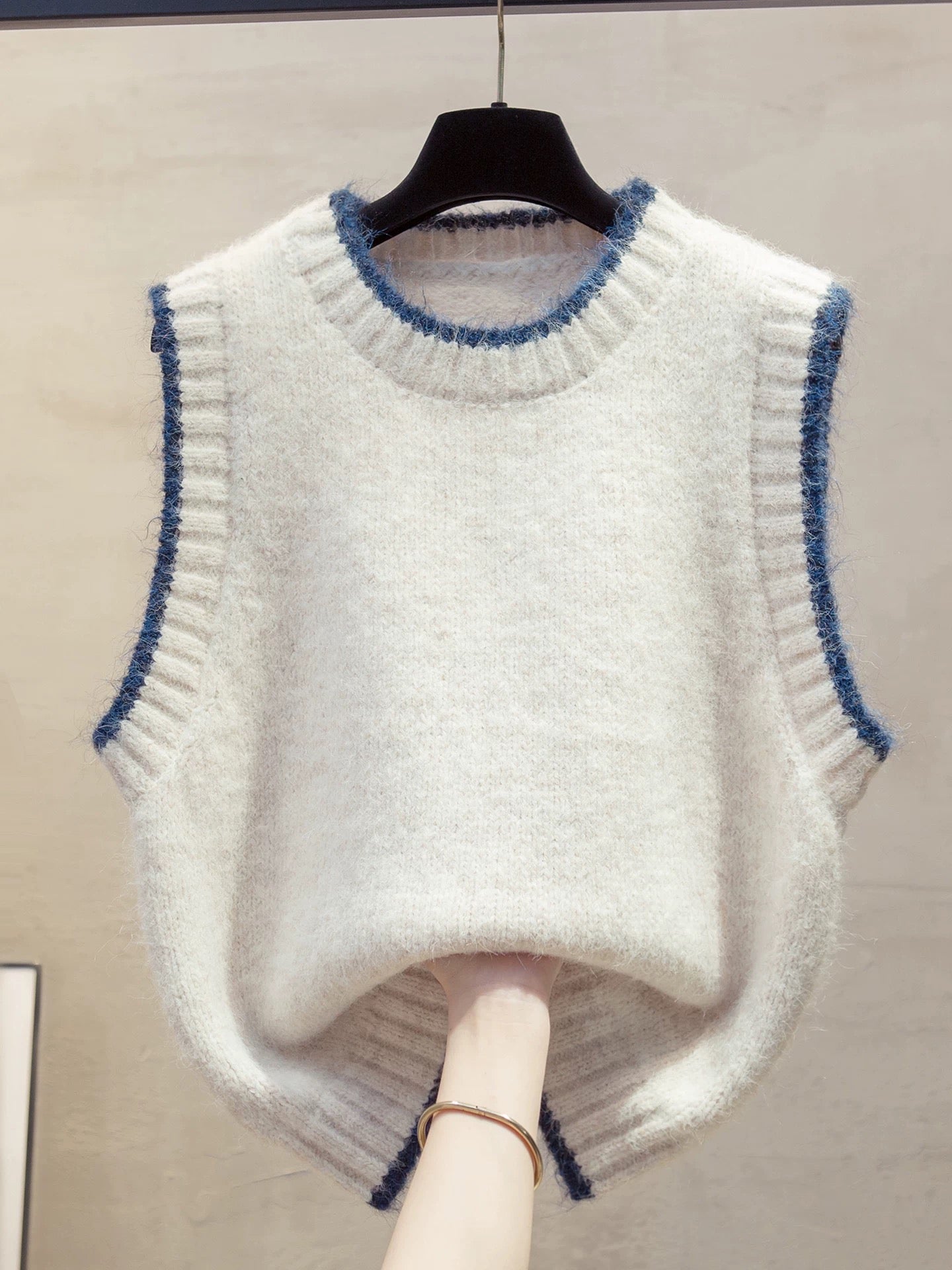 Color-blocked round neck knitted vest for women, 2025 autumn/winter new style, loose fit, suitable for layering over sweaters, trendy.