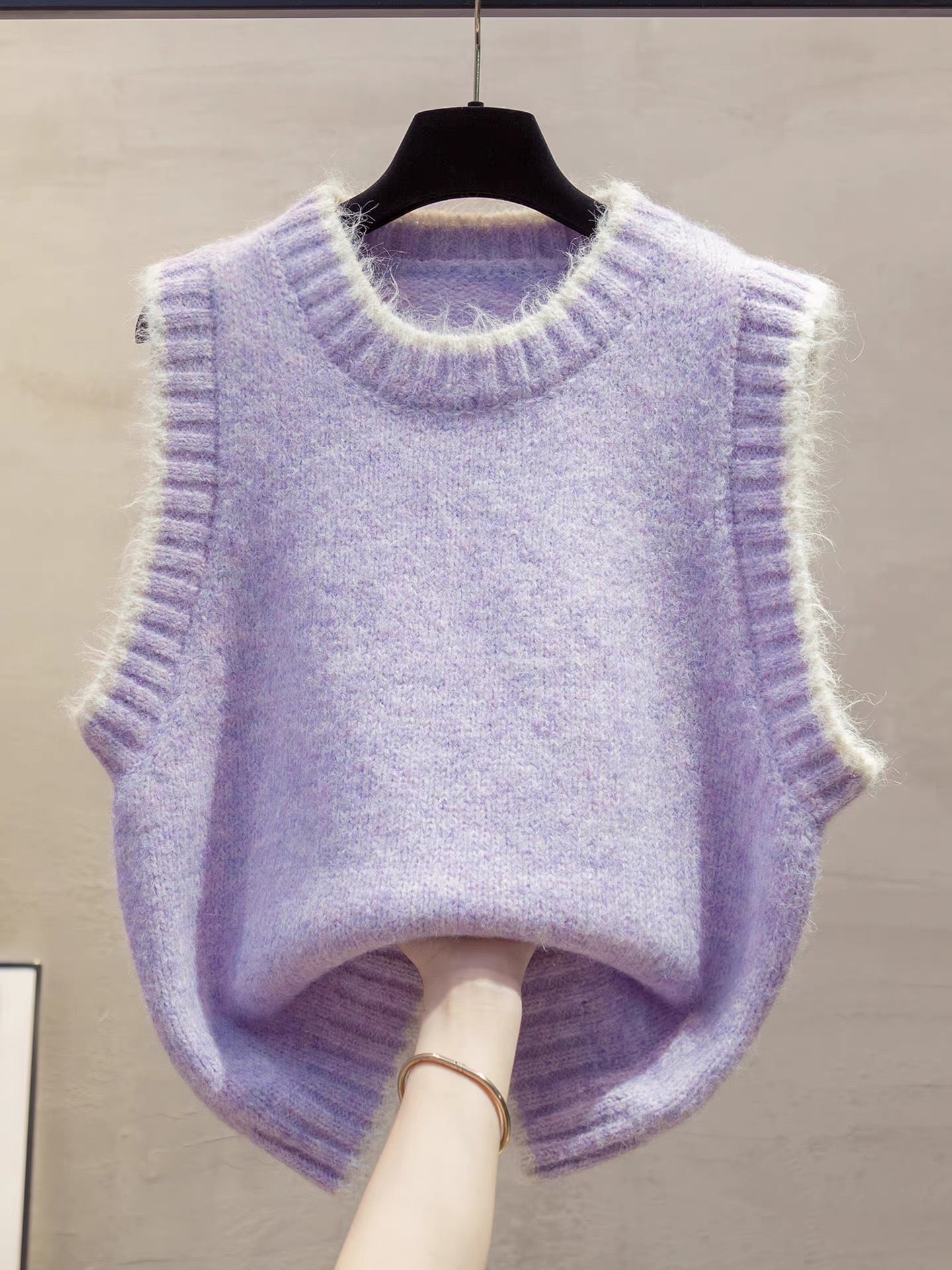 Color-blocked round neck knitted vest for women, 2025 autumn/winter new style, loose fit, suitable for layering over sweaters, trendy.