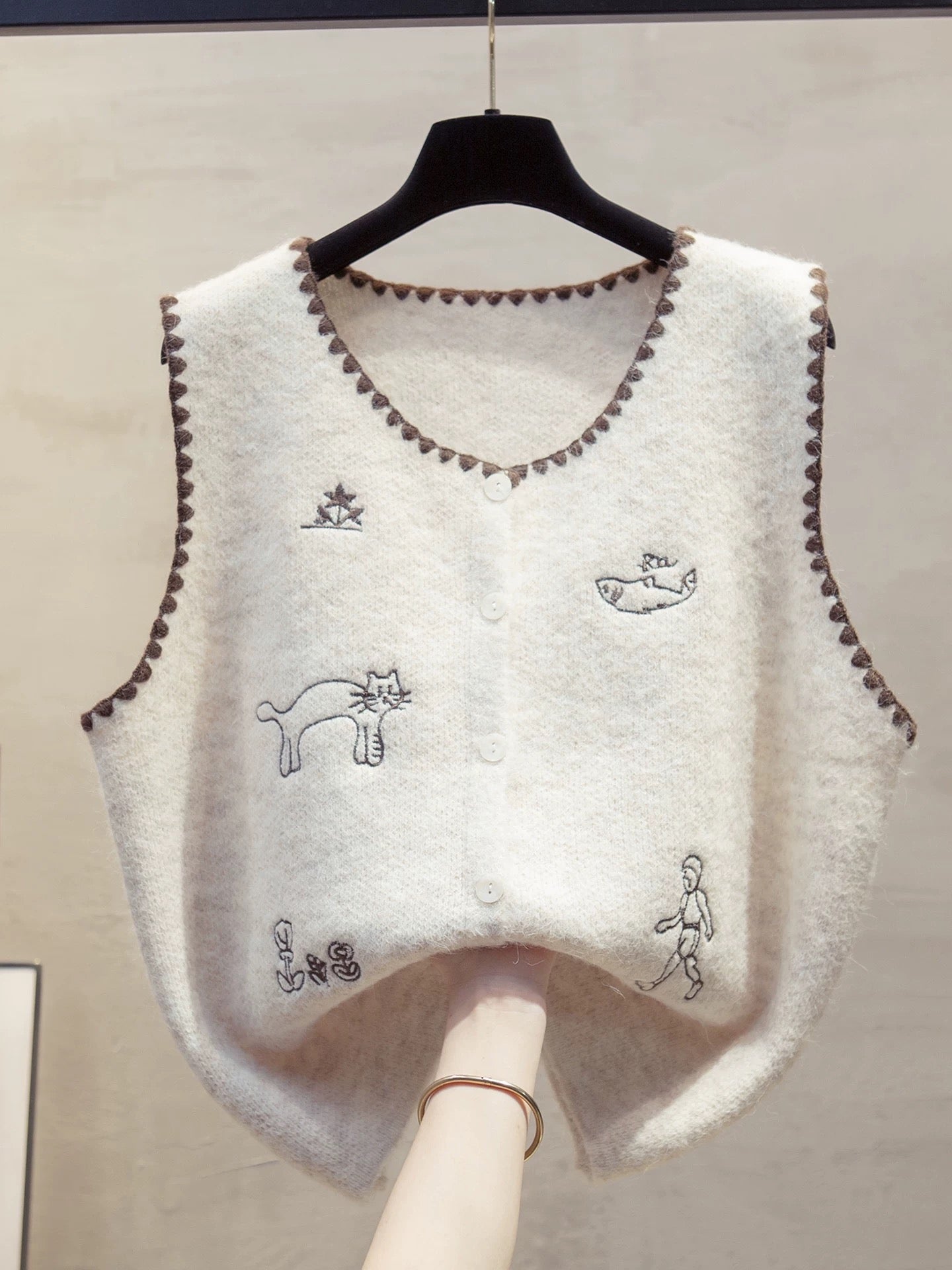 Embroidered round neck knitted cardigan vest for women, 2025 autumn and winter new style, loose fit, outerwear, sweater, trendy.